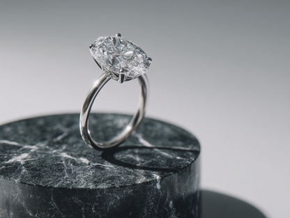 Платинен пръстен с овален диамант „Фростина“