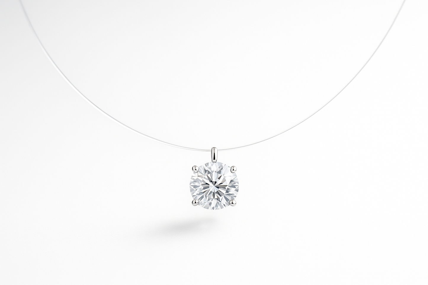 колие с диамант на прозрачна корда