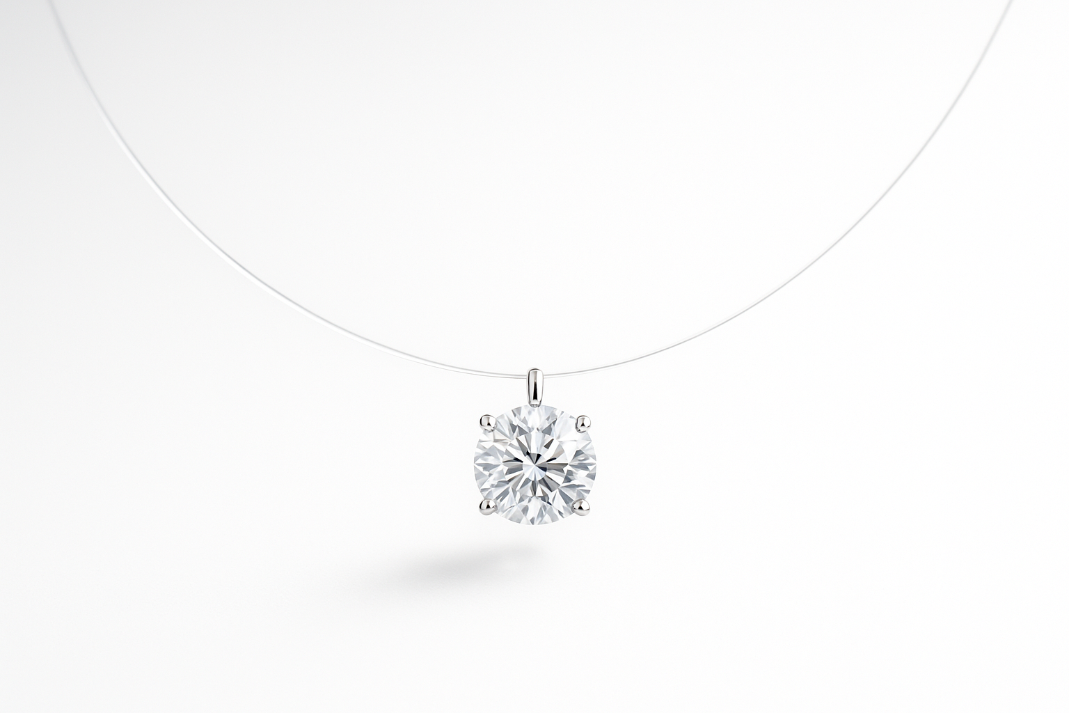 колие с диамант на прозрачна корда