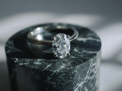 Платинен пръстен с овален диамант „Фростина“